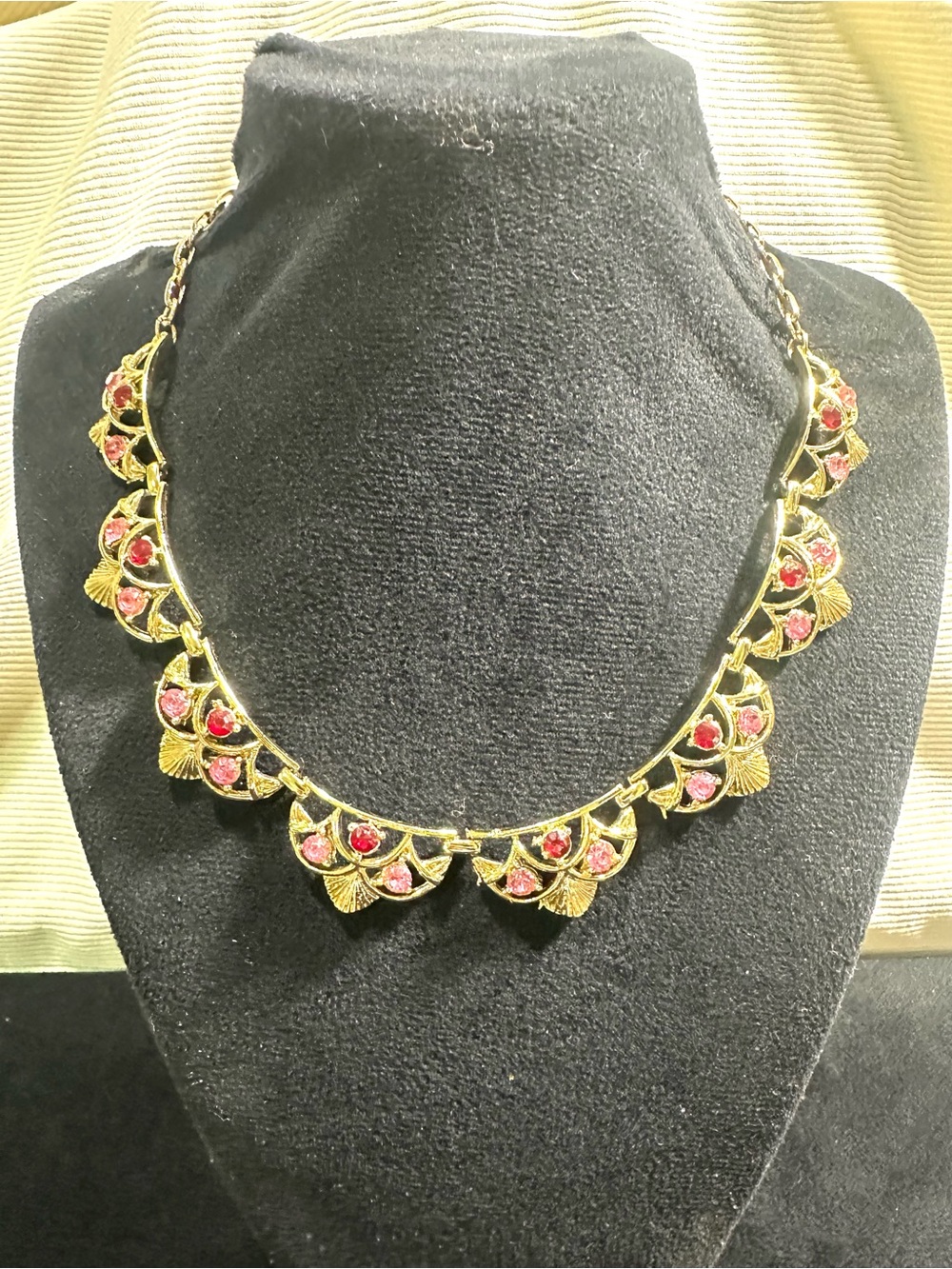 Vtg: CORO Red & Pink Rhinestone Scalloped Edge Necklace